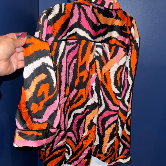 Diane Von Furstenberg - NWOT Multicolor Zebra Patterned Blouse Size Large - Picture 16 of 17